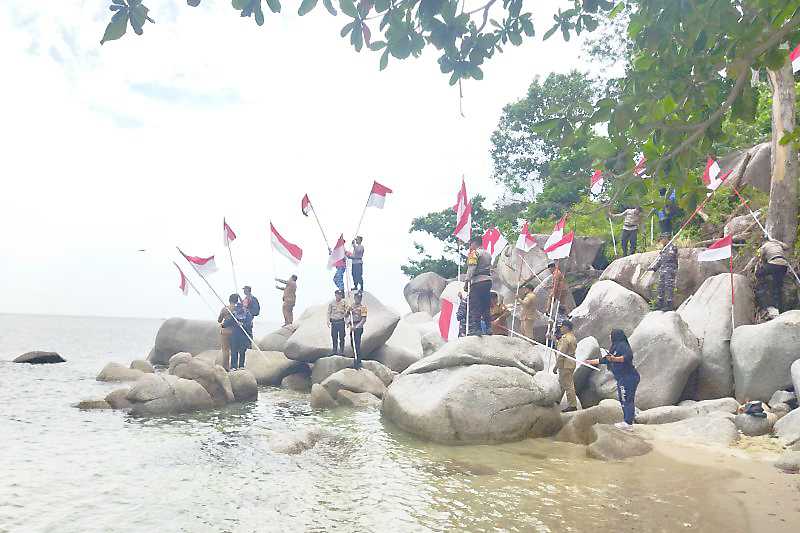 1.250 Bendera Merah Putih Dipasang Polres Bintan di Pesisir Pantai