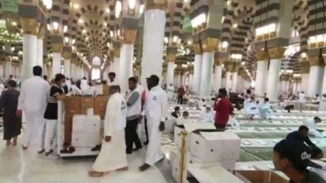 1 Orang Jamaah Haji Merokok di Masjid Nabawi, Penyelenggara Ibadah Haji Akan Denda Pelanggar Sebesar 800 Ribu