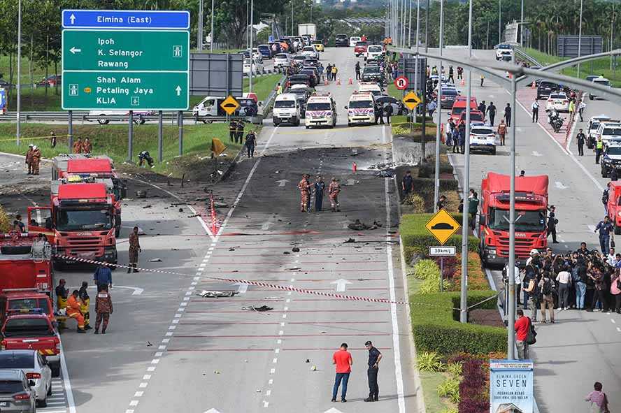 10 Orang Tewas Saat Sebuah  Pesawat Jatuh di Malaysia