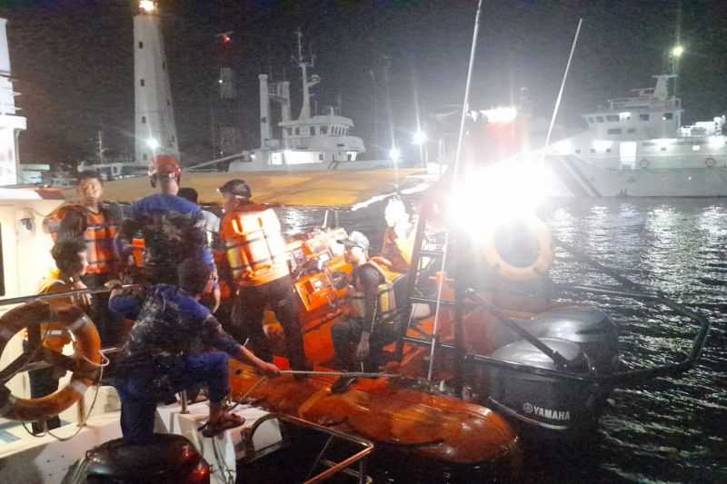 12 Kru Kapal yang Terombang-ambing di Perairan Semarang Berhasil Dievakuasi