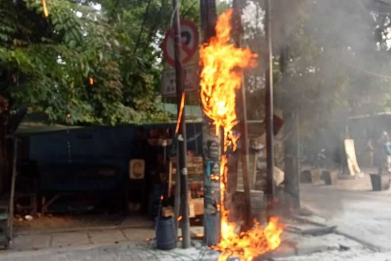 12 personel atasi kebakaran tiang listrik di Tambora