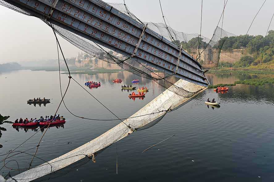 137 Tewas Ketika Jembatan Gantung di India Ambruk