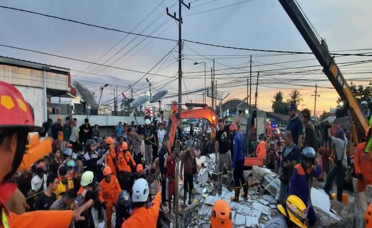 15 Orang Terjebak di Bawah Ambruknya Minimarket