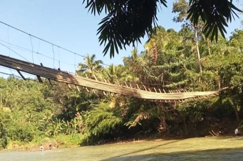 15 Warga Lebak yang Terjatuh saat Melintasi Jembatan Gantung Ini Akibatkan 10 Orang Luka-luka
