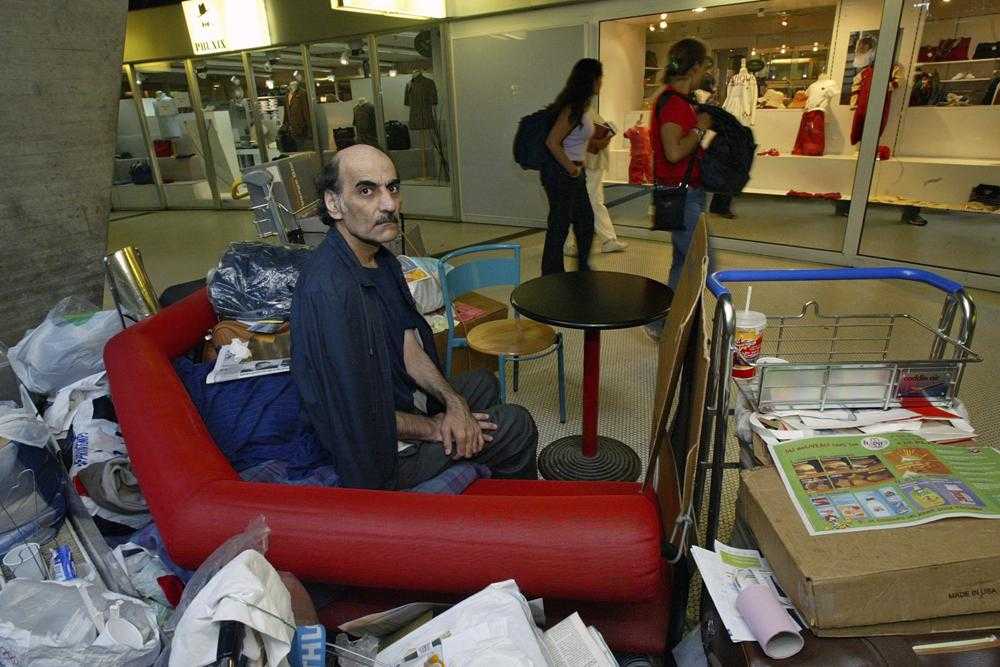 18 Tahun Hidup di Bandara, Pria Iran Dibalik Film 'The Terminal' Meninggal
