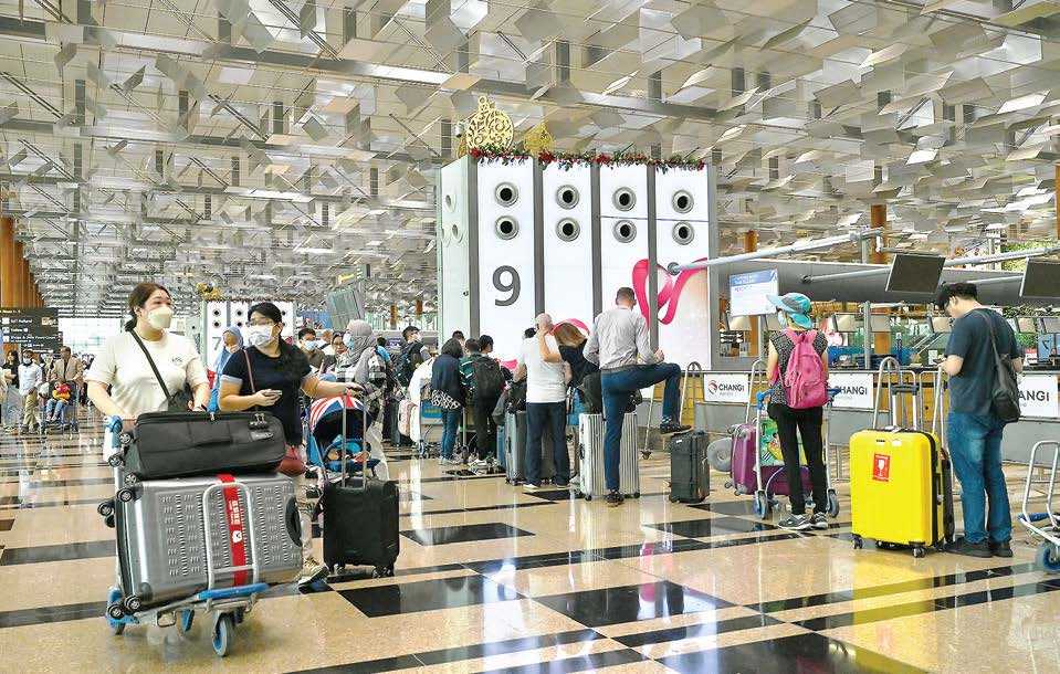 2025, Bandara Changi Pasang PLTS Atap Terbesar di Singapura
