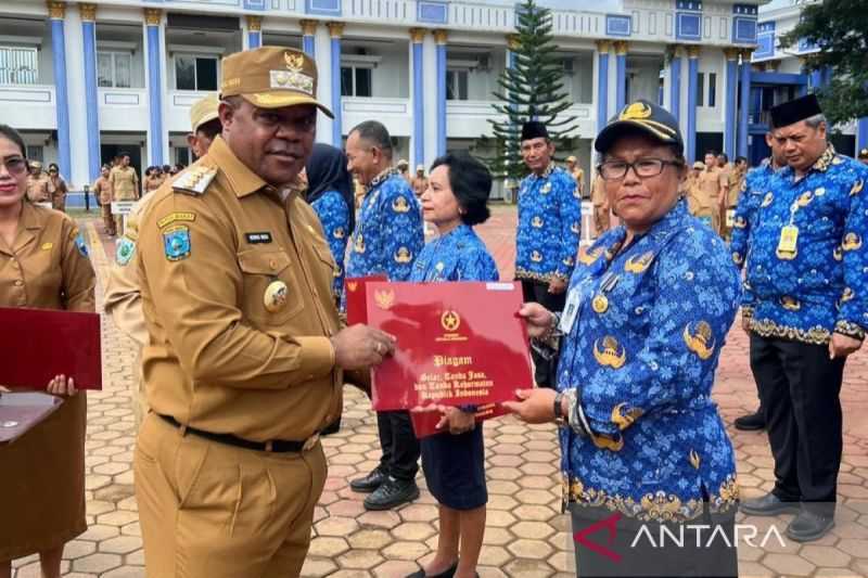 307 ASN Pemkab Manokwari dapat penghargaan Satya Lencana