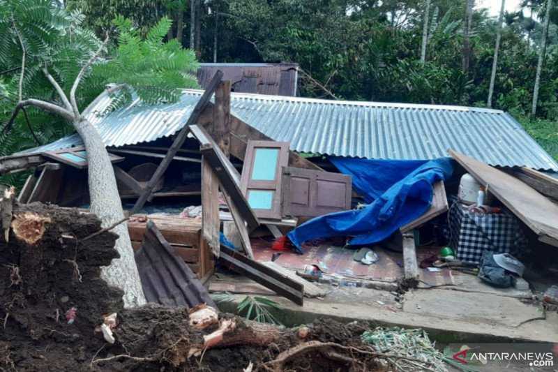 32 Bangunan di Tanah Datar Rusak Diterjang Angin Kencang