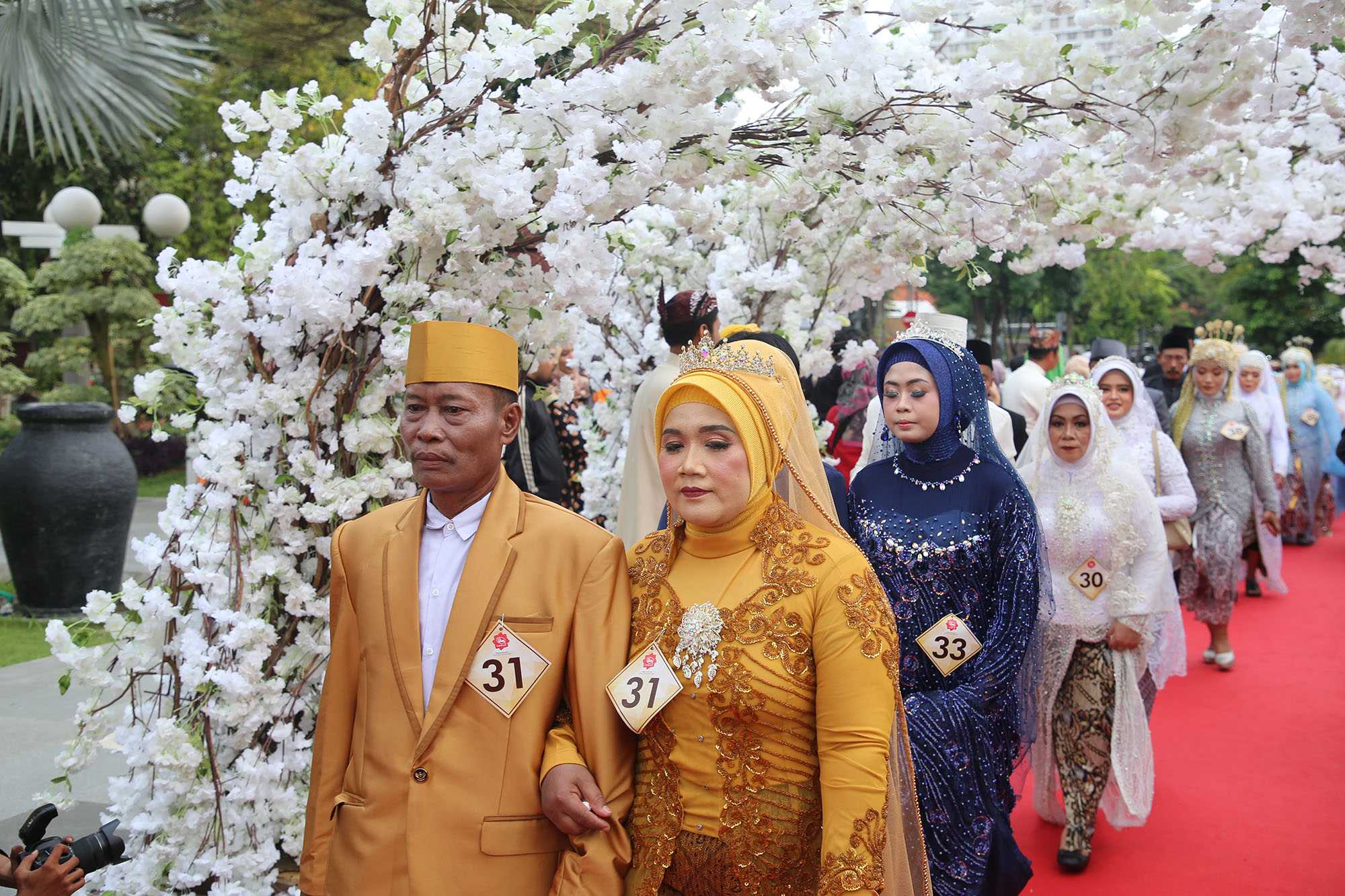 330 Pasangan Nikah Massal Nikmati 'Garden Party' di Balai Kota Surabaya
