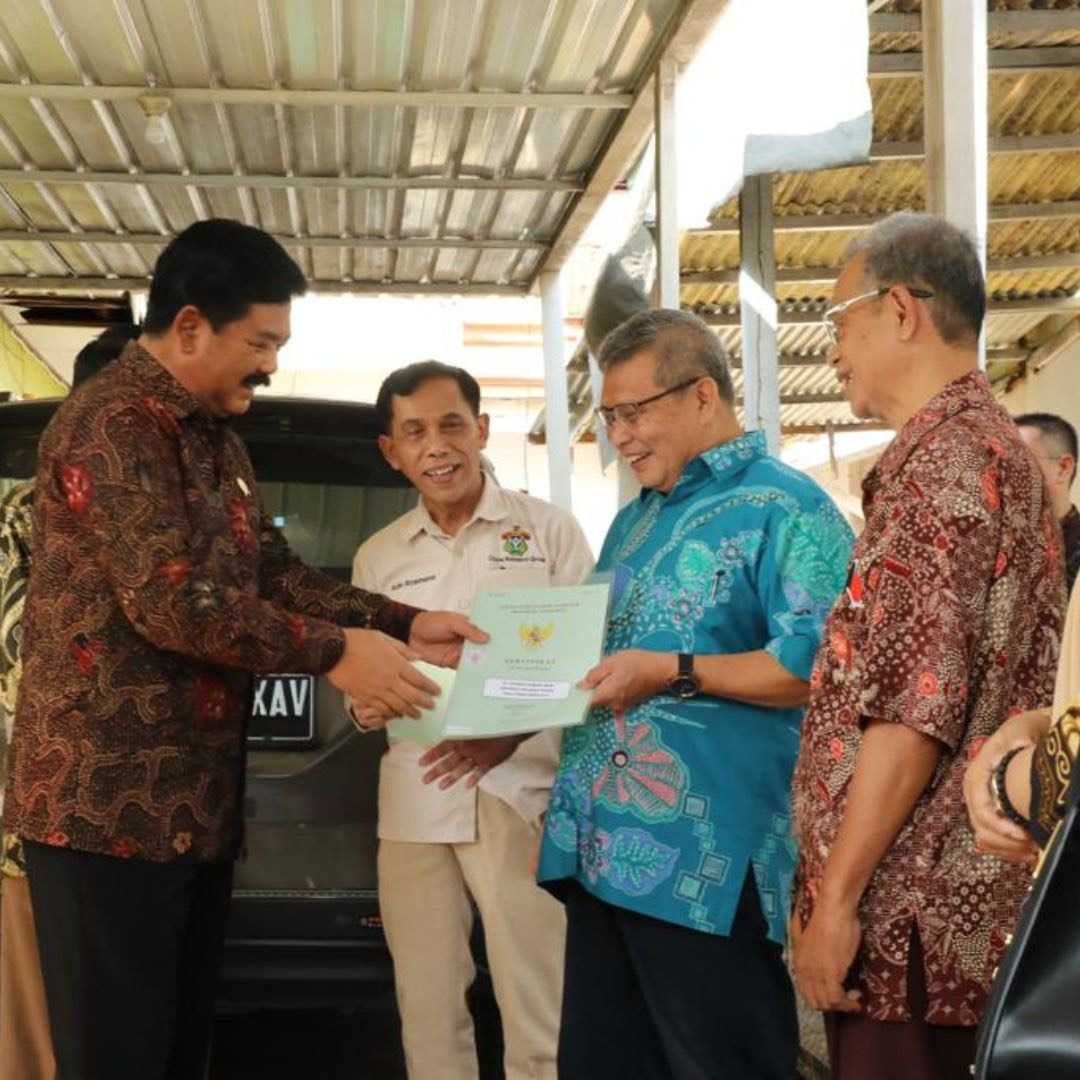 40 Tahun Tanpa Kepastian Hukum, Menteri ATR/Kepala BPN Serahkan Sertipikat Tanah kepada Dosen Universitas Hasanuddin