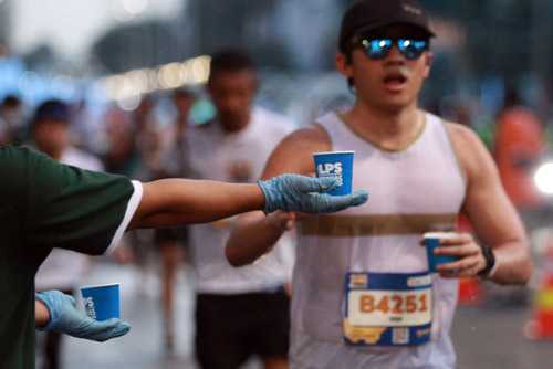 5000 Pelari Dalam dan Luar Negeri Ramaikan LPS Monas Half Marathon 2