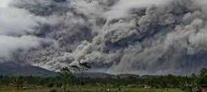 Abu Erupsi Semeru Belum Ganggu Penerbangan