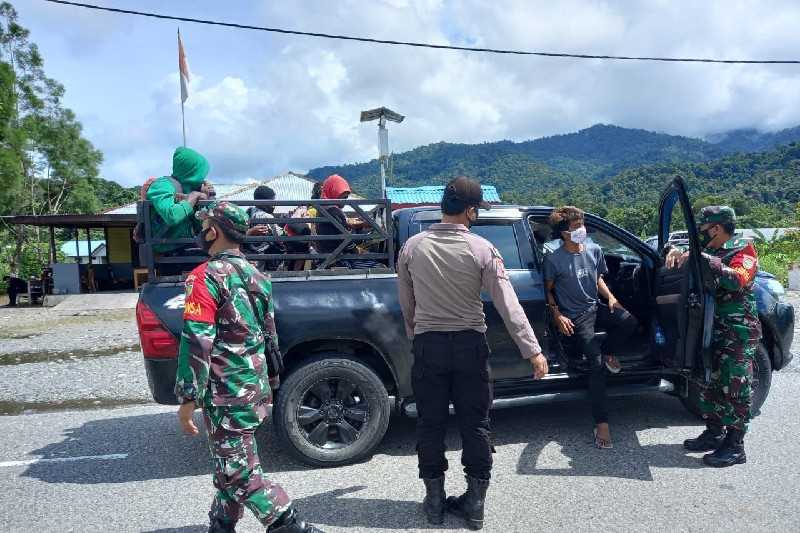 Ada Apa Sampai Aparat TNI dan Polri Menyekat Jalan Trans Nabire-Enaro, Papua