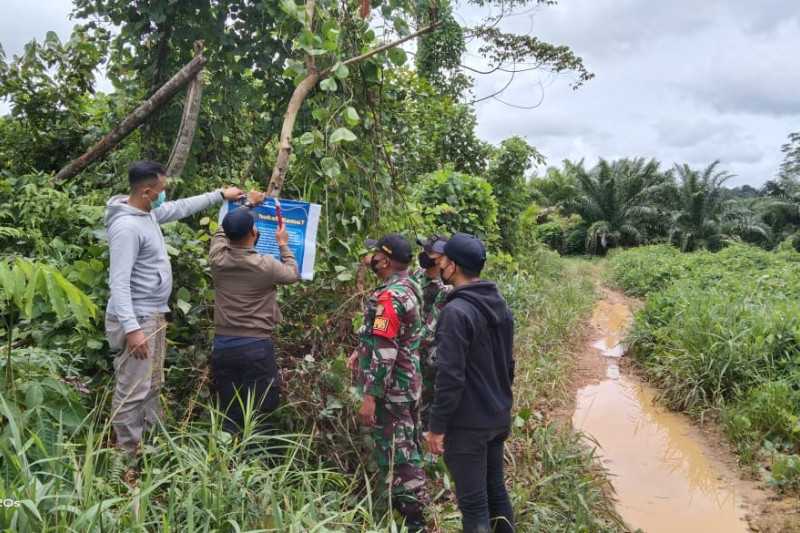 Ada Apa Tiba-tiba Anggota Satgas Pamtas Pasang Spanduk Ini di Wilayah Perbatasan Indonesia dan Malaysia