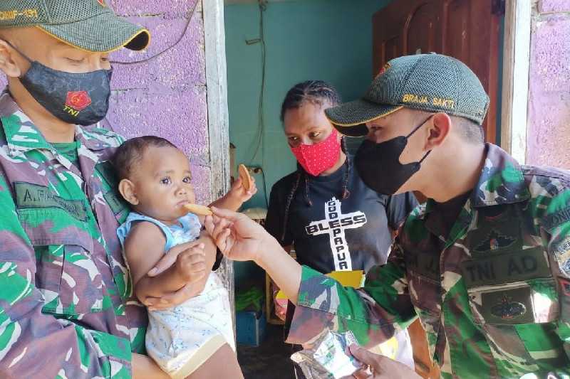 Ada Apa Tiba Tiba Anggota Satgas TNI Mencari Bayi dengan Datangi Rumah Warga di Papua