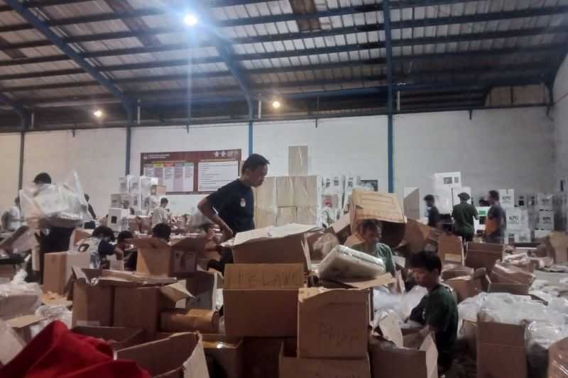 Ada Apa Tiba-tiba Pengesetan Logistik Pemilu di Gudang KPU Kabupaten Serang Dihentikan