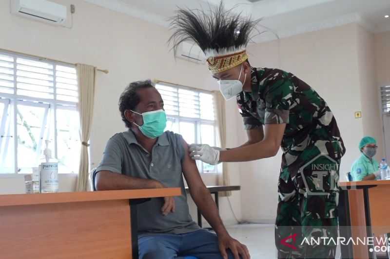 Ada Apa Tiba-tiba Prajurit TNI Lakukan Serbuan Ini dengan Menggunakan Hiasan Kepala Khas Papua