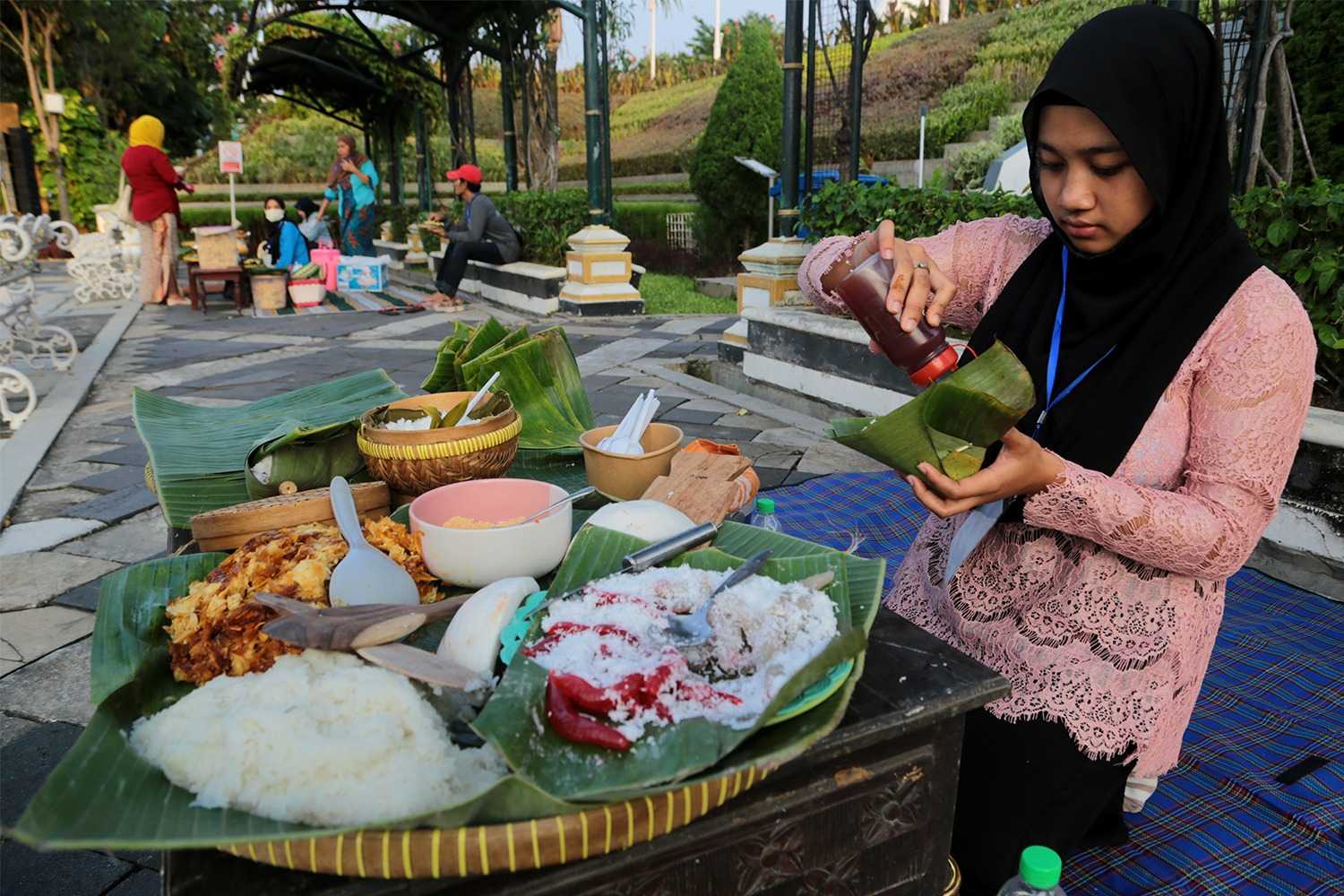 Ada Kuliner hingga Ludruk di Ngabuburit  Tugu Pahlawan Surabaya
