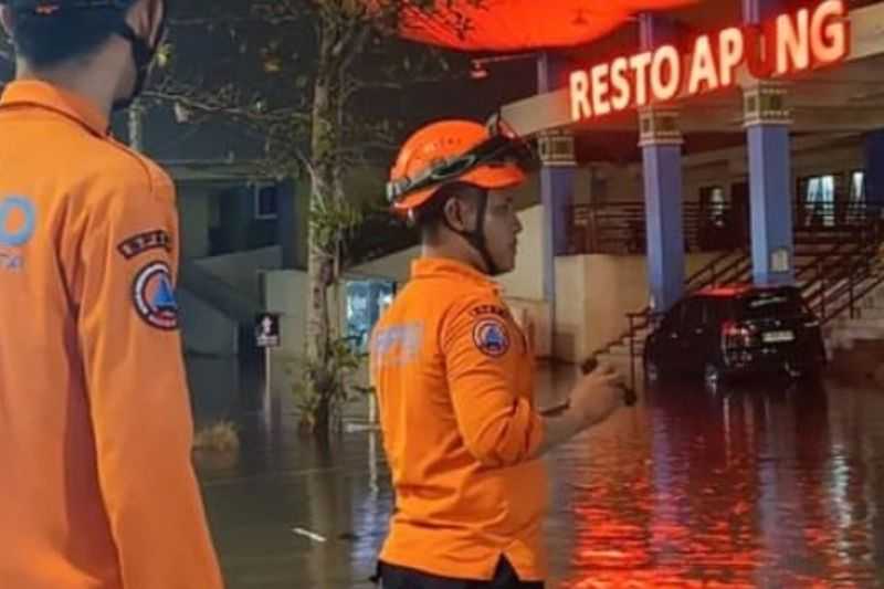 Air Laut Pasang, Banjir Rob Genangi Wilayah Pluit dan Penjaringan, Jakarta Utara