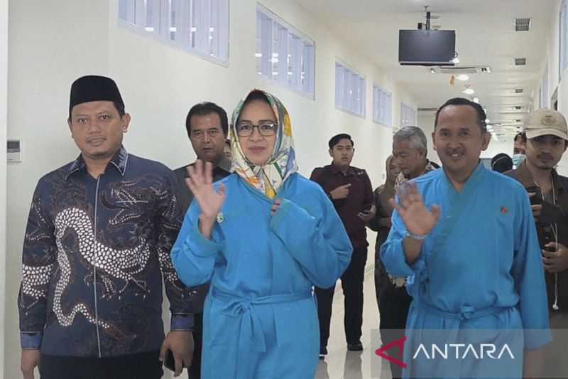 Airin-Ade Periksa Kesehatan untuk Persyaratan Pilkada Banten