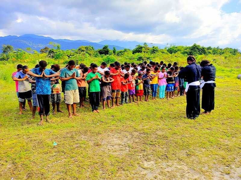 Ajarkan Bela Diri, Satgas Yonif Raider  142/KJ Perkenalkan Pencak Silat Kepada Remaja Papua