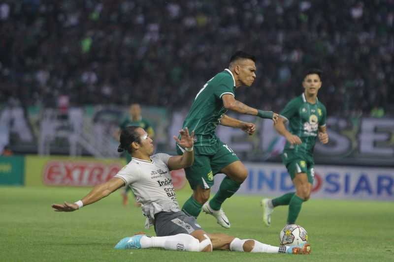 Aji Santoso Puji Anak Asuhnya Terapkan Gaya Main Persebaya