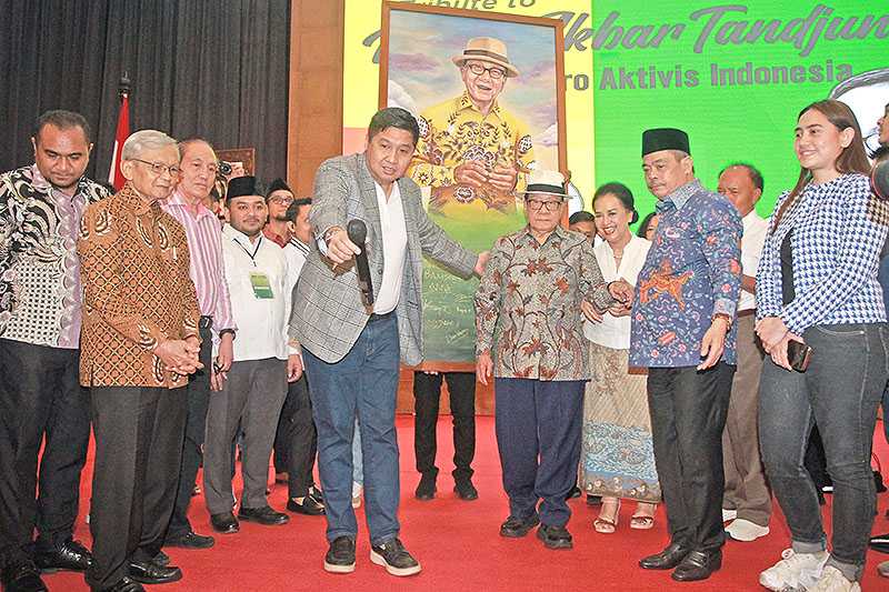Akbar Tandjung Dianugerahi  sebagai Maestro Aktivis Nasional
