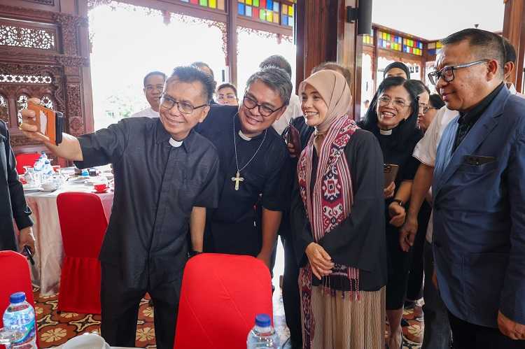 Akhiri Kunjungan di Sulut, Atikoh Ganjar Pranowo Silaturahmi ke Tokoh Lintas Agama