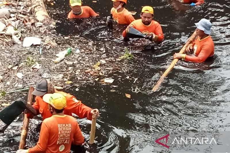 Akhirnya Pemkab Bekasi Angkut Sampah di Tepi Tol Jakarta-Cikampek