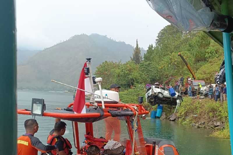 Akhirnya Tim SAR Gabungan Ini Temukan Minibus yang Jatuh ke Danau Toba