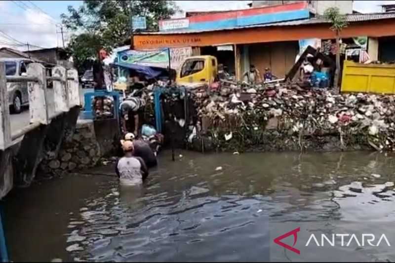 Akhirnya Warga Bisa Bernapas Lega, Sampah Menumpuk di Kalimati Tangerang Dibersihkan Juga