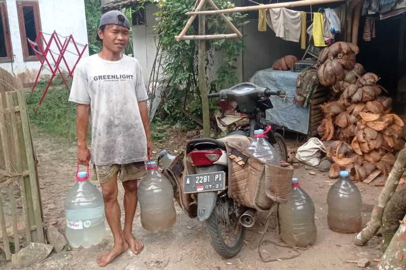 Akibat Kekeringan Warga Lebak Mulai Cari Air Bersih ke Hutan