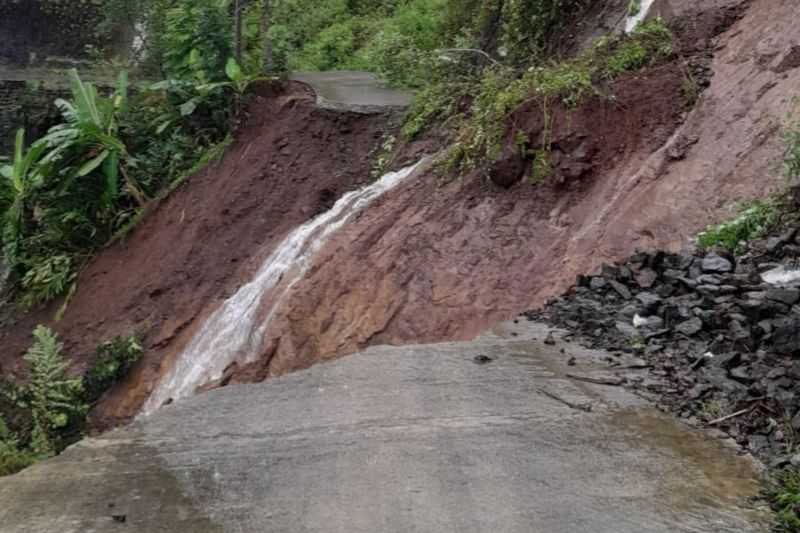 Akibat Longsor Jalan di Selatan Garut Terputus