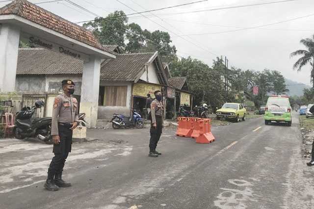 Akses Desa Terdampak  Erupsi Semeru Dijaga