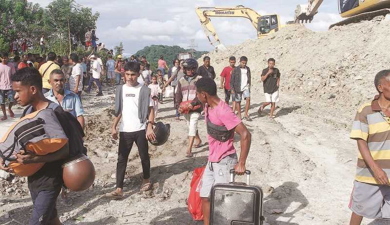 AKSES TRANSPORTASI TERPUTUS AKIBAT LONGSOR DI KUPANG