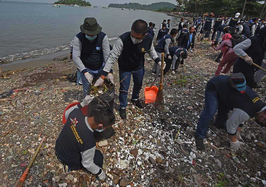 Aksi Bersih-bersih Pantai