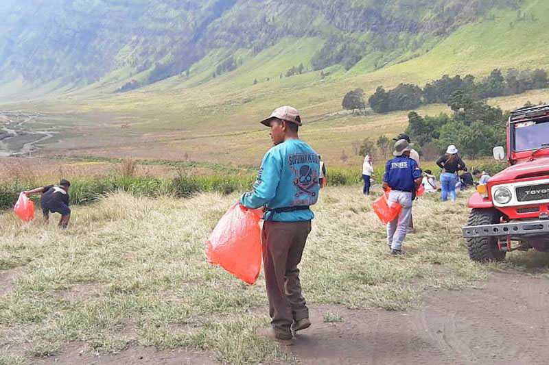 Aksi Bersih Sampah Gunung Bromo Libatkan Ratusan Peserta