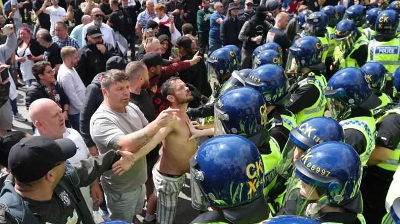 Aksi Demo Sayap Kanan di Inggris Rusuh, Lebih dari 90 Orang Ditangkap