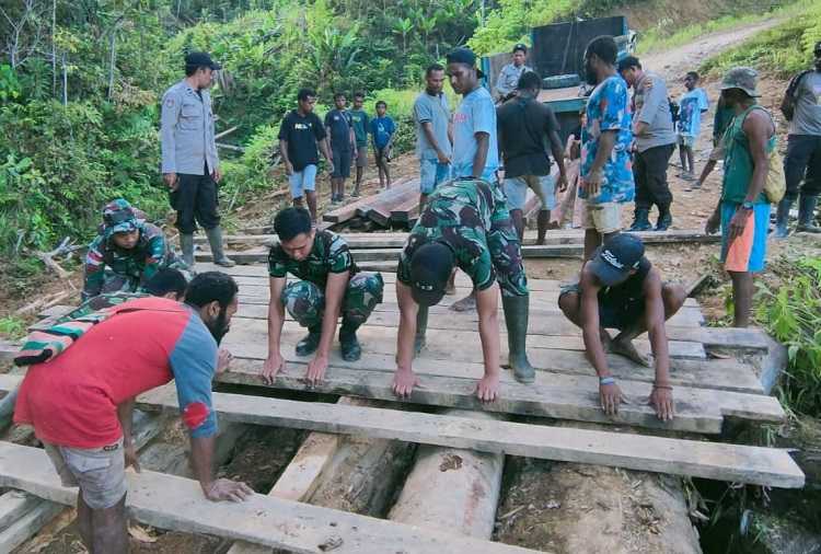 Aksi Heroik Anggota Satgas Yonif 143/TWEJ Perbaiki Jembatan di Pedalaman Papua