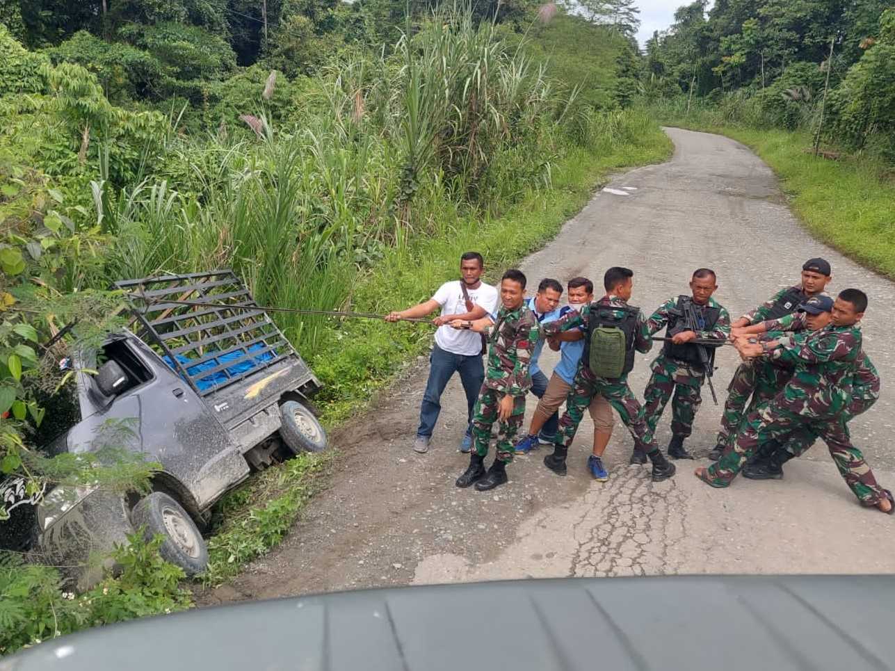 Aksi Heroik di Papua, Anggota TNI Ini Evakuasi Kendaraan yang Hampir Jatuh ke Jurang