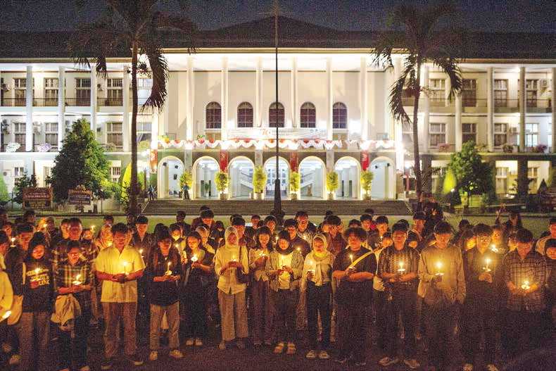 Aksi penyalaan lilin di UGM