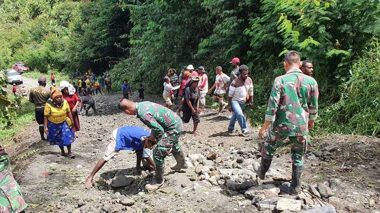 Aksi Satgas Yonif Raider 142/KJ, Prajurit Kesatria Jaya Kerja Bakti Bersama Warga Kelila