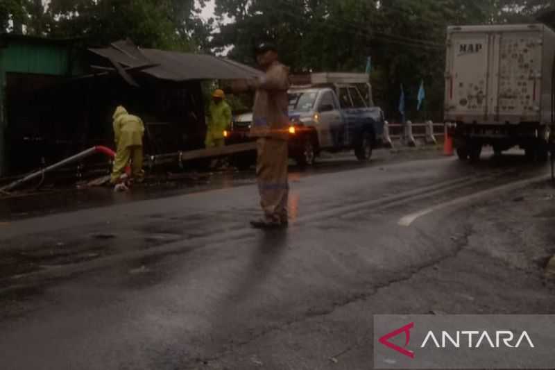 Aliran Listrik di Cisolok dan Cikakak Padam Akibat Pohon Tumbang Timpa Tiang Listrik