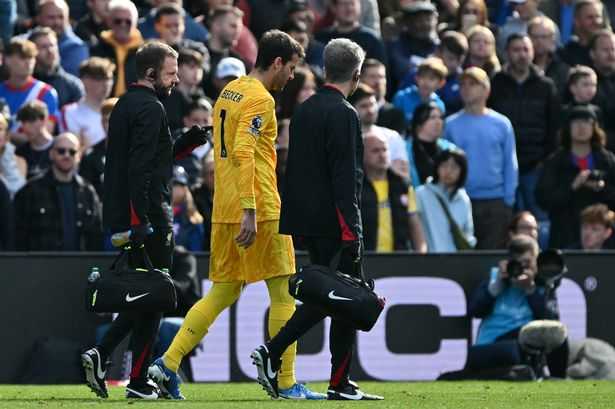 Alisson Becker Kemungkinan Bakal Absen Lama Bela Liverpool akibat Cedera