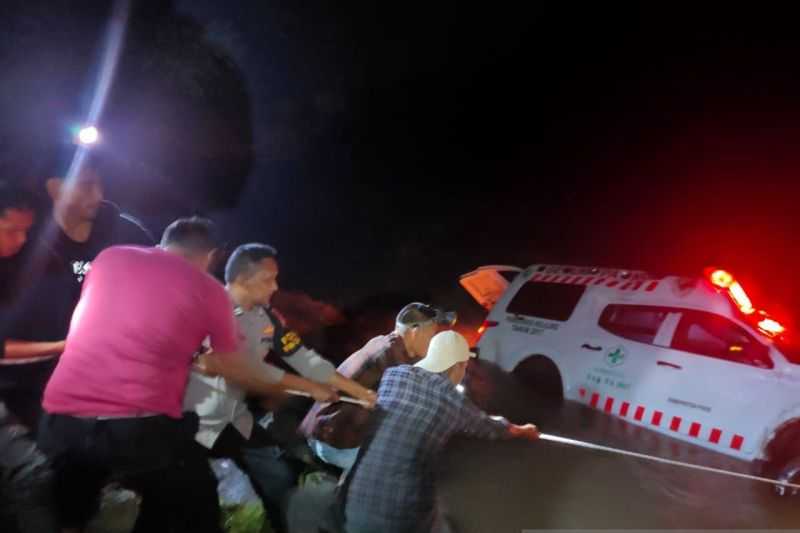 Ambulans Terjun ke Sungai Sedalam 30 Meter, Pasien Hamil Tua Selamat