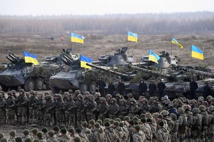 Amerika Kirim Bantuan Militer Besar-besaran untuk Ukraina Termasuk Senjata yang Dibagikan pada Rakyat Ukraina