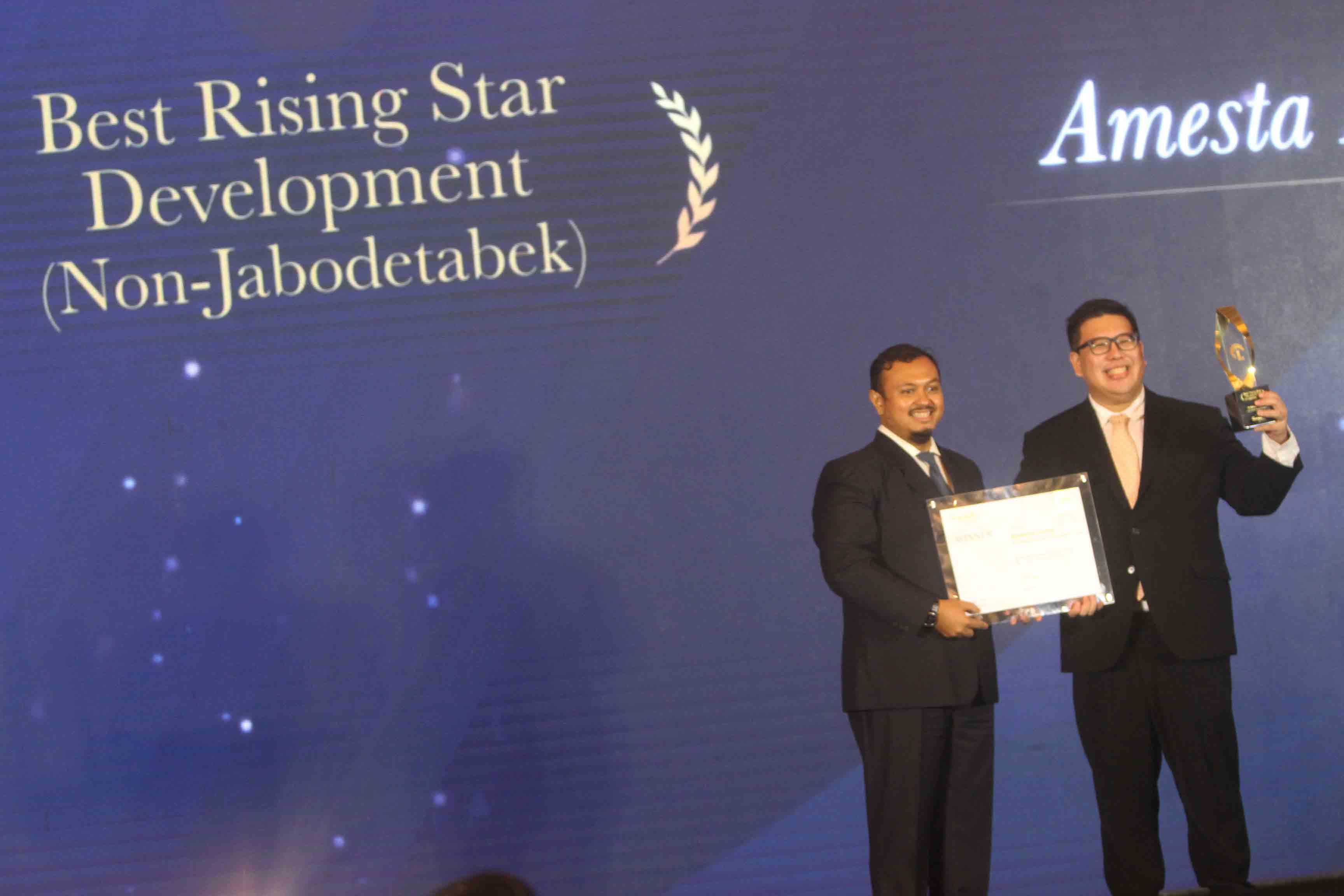 Amesta Living mendapatkan penghargaan Best Rising Development 4