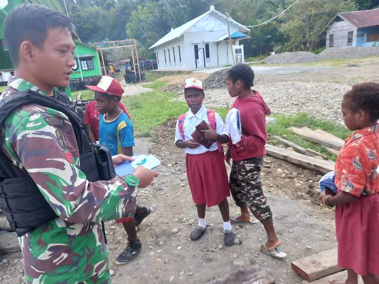 Anak Kampung Muara Nawa Dapat Hadiah dari Satgas Yonif Raider 200/BN