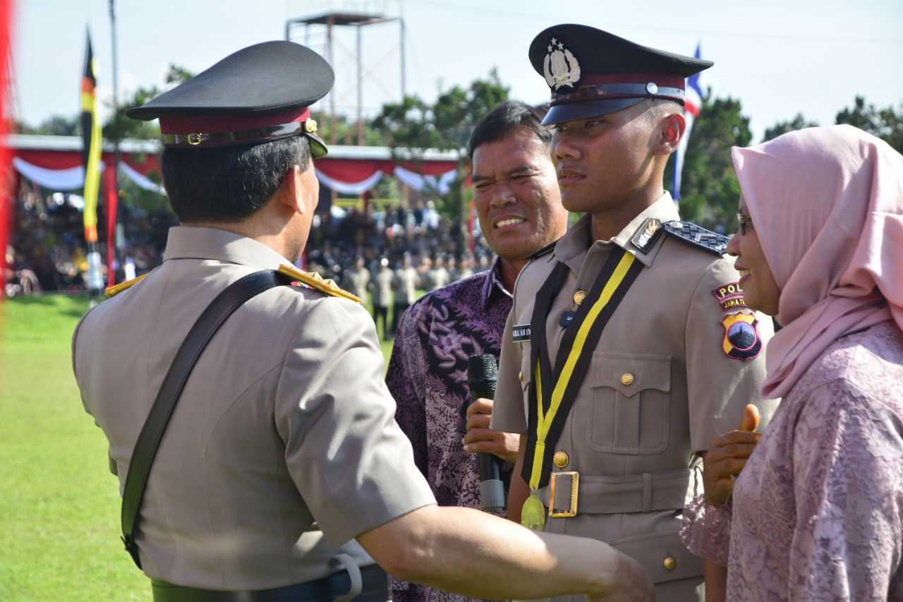 Anak Pedagang Kelontong yang Jadi Lulusan Terbaik Sekolah Bintara Polri