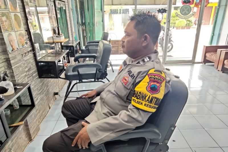 Anggota Bhabinkamtibmas Jadi Kusir Kereta Kuda Pengantin Kaesang-Erina